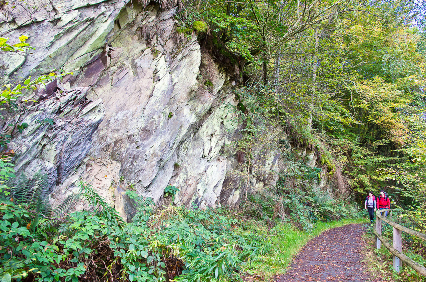 Wildnis-Trail-Eifel-8-600x398.jpg Weer steken metershoge rotspartijen uit, om maar te bewijzen dat de Eifel ook een echt gebergte is.