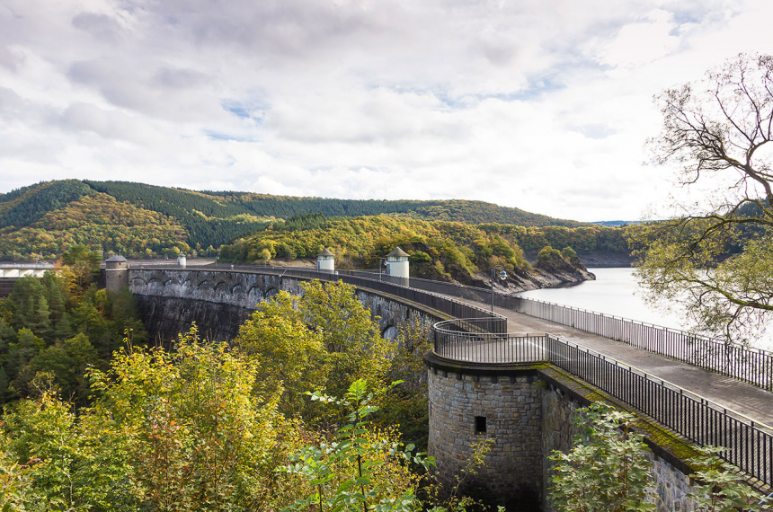 Wildnis-Trail-Eifel-9-600x398.jpg De Urfttalsperre is eerste moderne stuwdam van de wereld, gebouwd tussen 1900 en 1905.