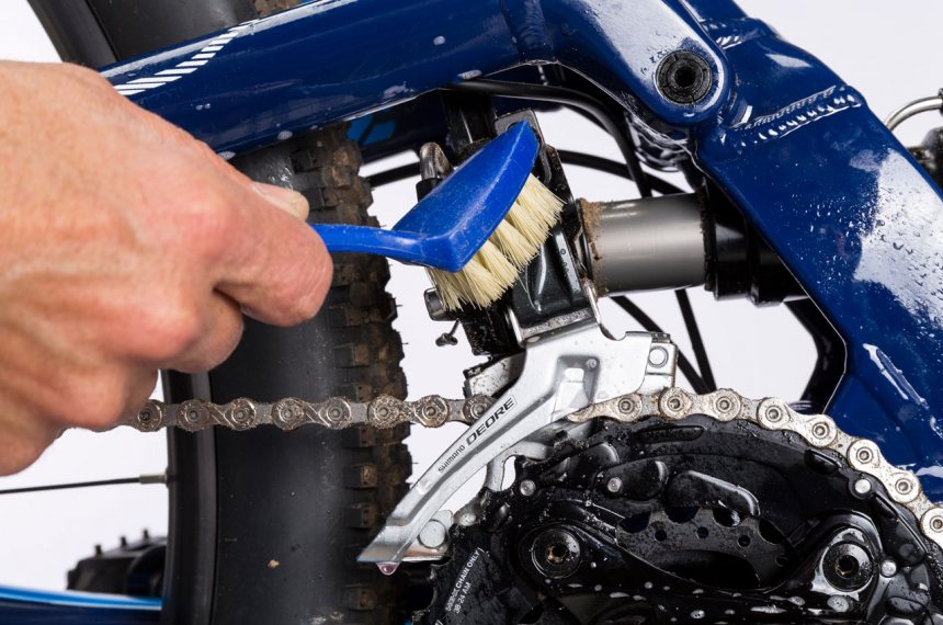 fiets-schoonmaken-derailleur-schrobben