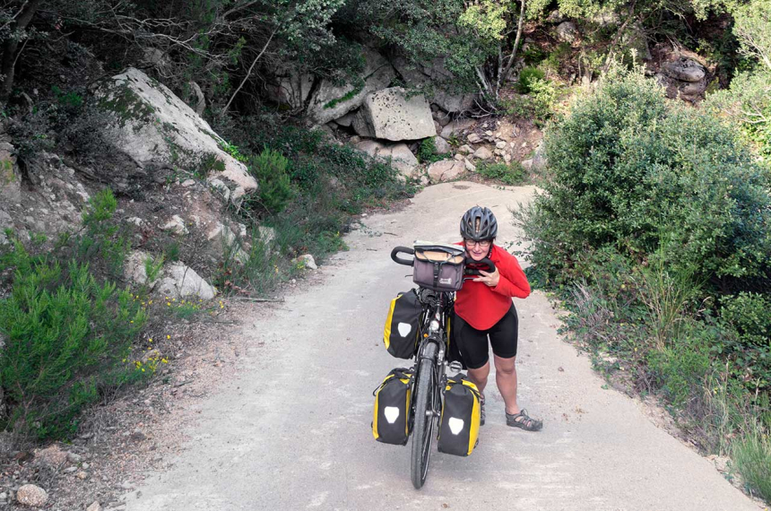 De Col de Panissars is slechts 350 meter hoog, maar we krijgen de afdaling niet cadeau