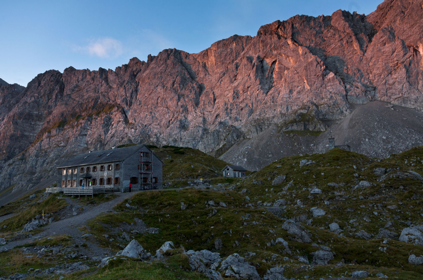 wandelen-karwendel-oostenrijk-02-600x398.jpg De Lamsenjöchhutte op 1953 meter, in 6 uur te bereiken vanuit Vomp