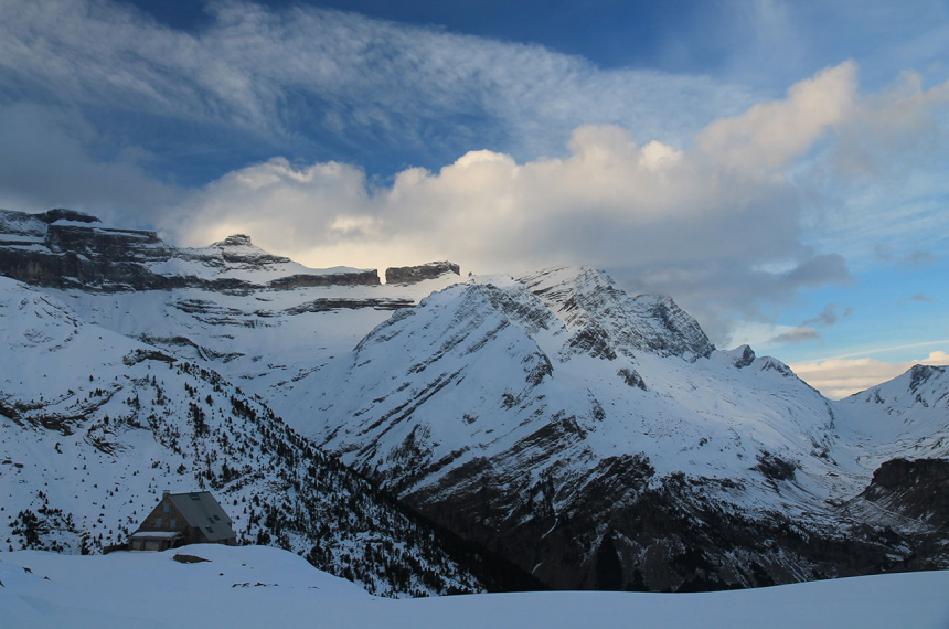 Een van de bemande berghutten in het Parc National des Pyrénées Occidentales: Refuge des Espuguettes ( met uitzicht op het Cirque de Gavarnie). Foto: Ton Joosten.