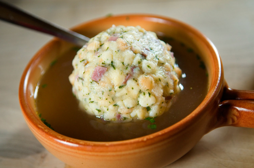 Geen huttentrektocht zonder een eerlijke Knödel in een kom bouillon