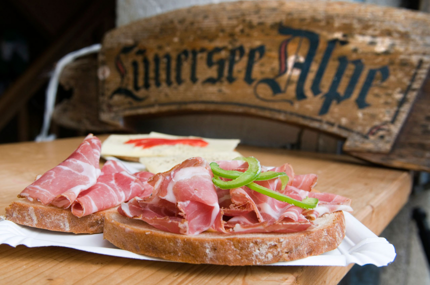 Een bordje Speckbrot in de Lünersee Alpe. Probeer ook de Büttermilch!