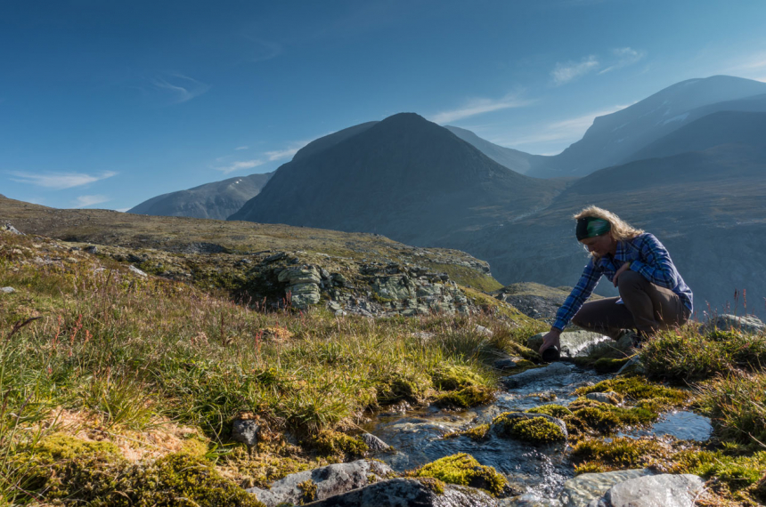 wandelen-rondane-noorwegen-06-600x398.jpg Drinkwater haal je hier gewoon uit de beek; op weg naar Veslesmeden.