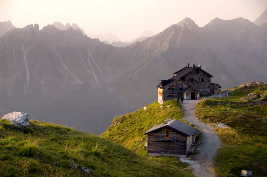 wandelen-stubaier-hohenweg-oostenrijk-03-600x398.jpg De heerlijk gelegen Starkenbürgerhütte op 2237 meter. Er zijn 57 bedden beschikbaar.